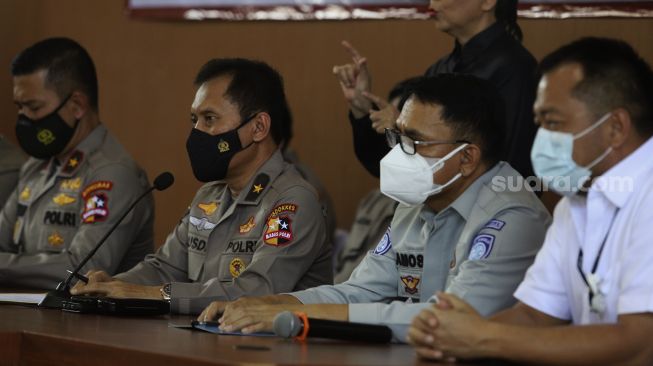 Kepala Pusat Kedokteran dan Kesehatan Polri Brigjen Pol Rusdianto (kedua kiri) didampingi Karopenmas Divisi Humas Mabes Polri Brigjen Pol Rusdi Hartono (kiri), Direktur Operasional Jasa Raharja Amos Sampetoding (kedua kanan), dan Direktur Utama Sriwijaya Air Jefferson Jauwena (kanan) memberikan keterangan pers terakhir terkait kegiatan operasi DVI Sriwijaya Air SJ-182 di Rumah Sakit Polri, Kramat Jati, Jakarta, Selasa (2/3/2021). [Suara.com/Angga Budhiyanto]