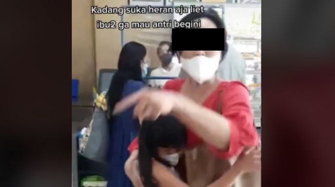 Viral Emak-emak Ngamuk saat Terobos Antrean, Publik Curiga Cuma Settingan
