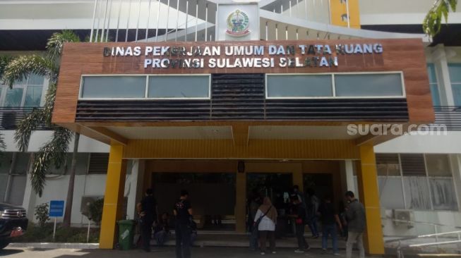 KPK Geledah Kantor Dinas PUTR Sulawesi Selatan, Pegawai Dilarang Masuk