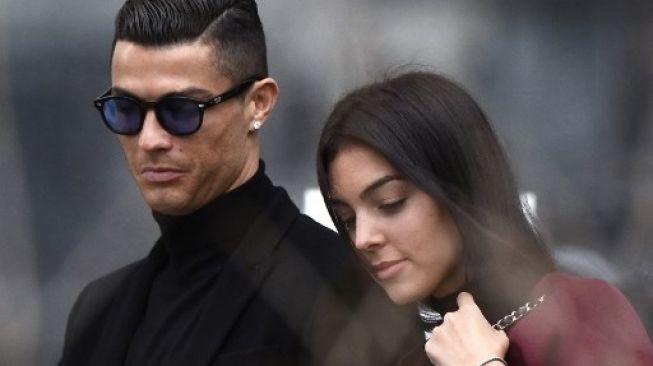 Bintang Juventus Cristiano Ronaldo bersama pacarnya, Georgina Rodriguez. OSCAR DEL POZO / AFP