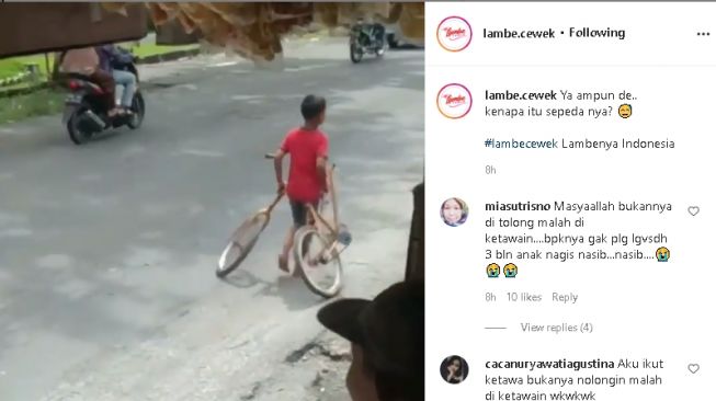 Bocah menangis sambil bawa sepeda terbelah dua (instagram.com/@lambe.cewek)