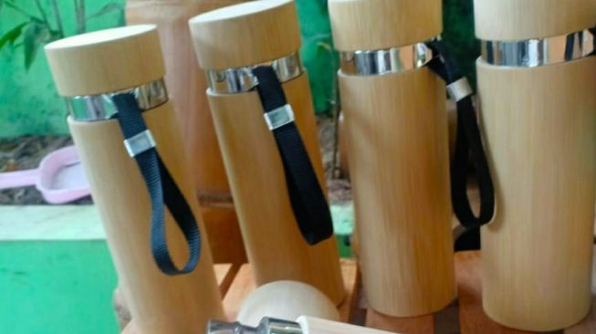 Tumbler bambu karya Adang Muhidin. Dalam sebulan ia mampu mendapat omzet hingga di atas seratus juta rupiah dari produksi produk berbahan bambunya. [Suara.com/Ferrye Bangkit Rizki]