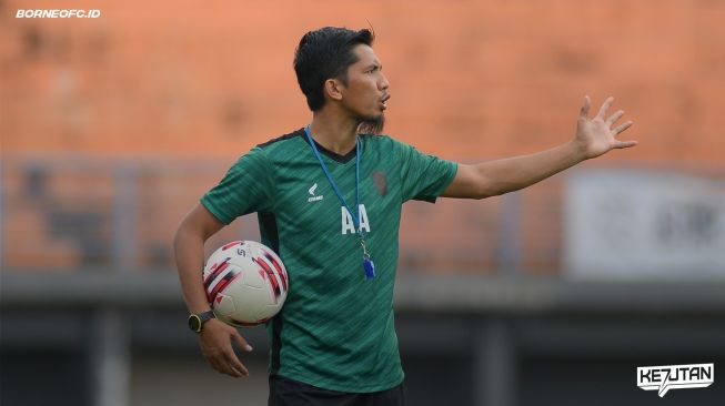 Skuat Borneo FC Latihan Fisik dan Game Kecil