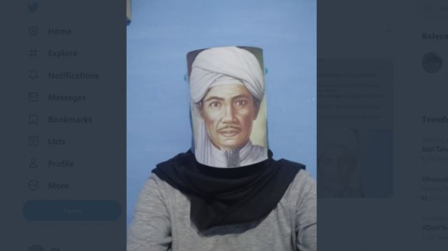 Tugas sekolah absurb bikin face shield unik. [Twitter]