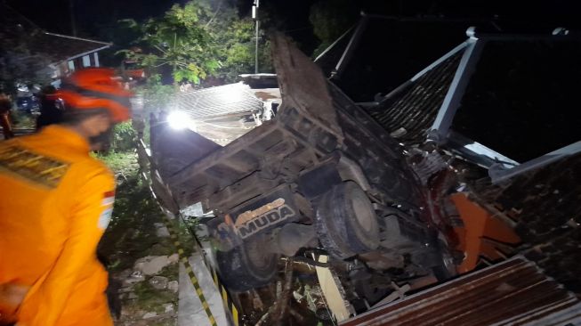 Dump Truk Terperosok Hantam Rumah, Sopir Tewas Terjepit