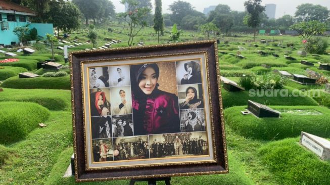 Sambil Terisak, Umi Pipik Kenang Jasa-jasa Almarhumah Rina Gunawan