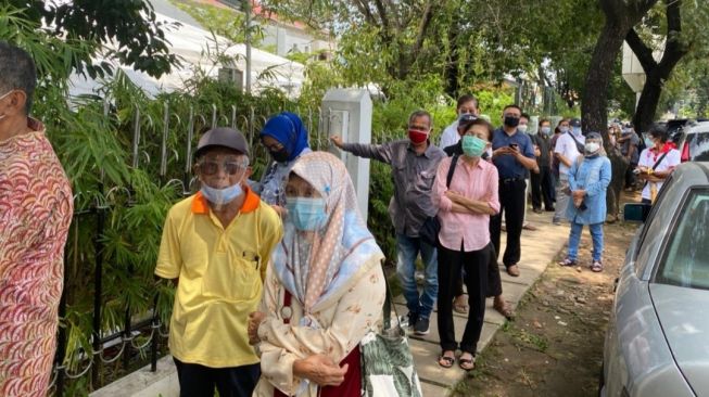 Gegara Pesan Hoaks, Antrean Lansia Penerima Vaksin Mengular di BBPK Jakarta