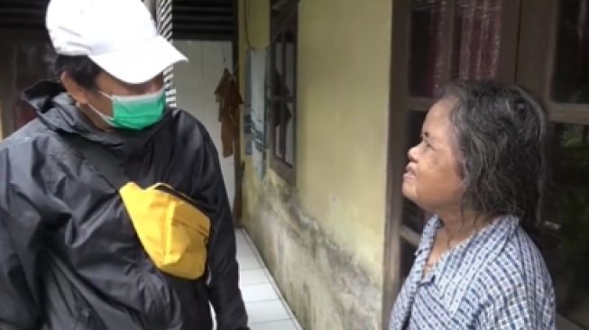 Kisah Nenek Aesih, Hidup Sendiri dan Mengabdi ke Warga Tak Berharap Imbalan