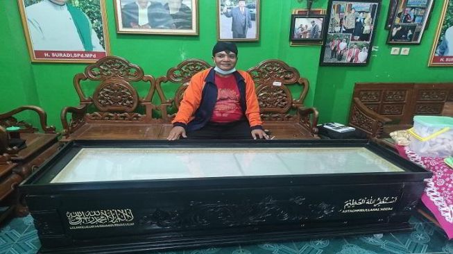 Unik! Meski Masih Sehat, Warga Wonogiri Ini Siapkan Peti Mati dan Nisan Lengkap dengan Kuburan