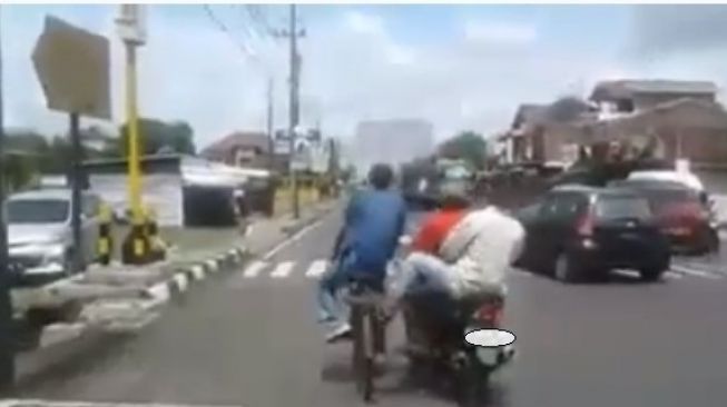 Ditendang Pemotor, Pesepeda Ini Malah Ngajak Mabuk Bareng
