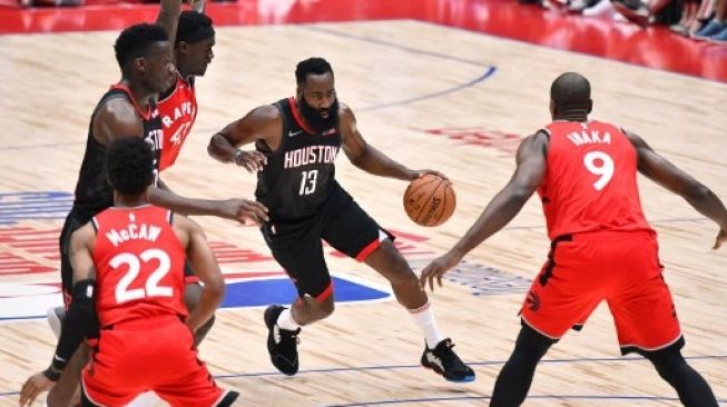 James Harden (tengah) saat masih memperkuat Houston Rockets saat menghadapi Toronto Raptors dalam pertandingan pramusim NBA di Saitama. Kazuhiro NOGI / AFP