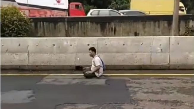 Viral Video ODGJ Salat di Tengah Jalan Tol, Aksinya Jadi Tamparan Publik