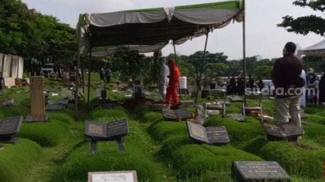 Detik-detik Rina Gunawan Dibawa ke Liang Lahad