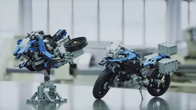 BMW R 1200 GS versi Lego Technic yang mengilhami pembuatan model skala 1:1 di BMW Motorrad [screenshot BMW Motorrad].