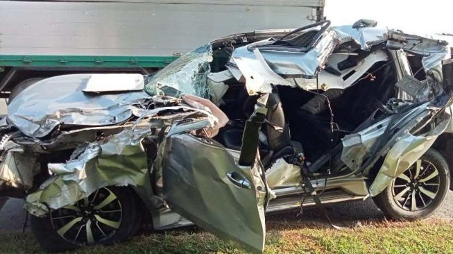 Mobil Pajero Sport Sundul Pantat Truk di Tol, Bedman Tewas