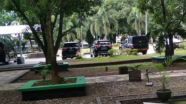 Foto mobil penyidik KPK diduga parkir di Kantor Gubernur Sulsel beredar Rabu 3 Maret 2021 / [SuaraSulsel.id / Istimewa]