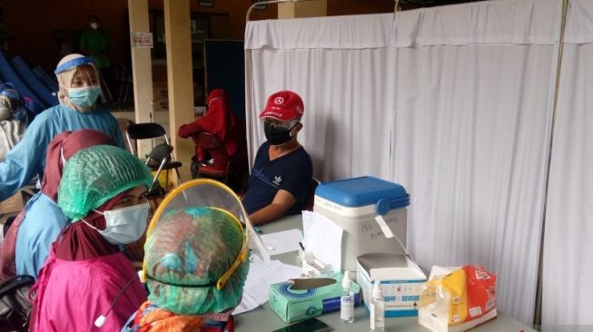 Pelaksanaan vaksinasi lansia di SMA 113 Cipayung, Jakarta Timur, Rabu (3/3/2021). [ANTARA/Yogi Rachman]