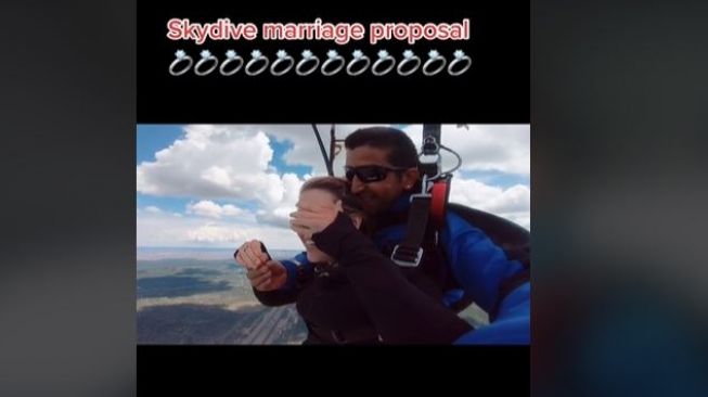 Pria Ini Lamar Pacar saat Skydiving, Beri Cincin di Ketinggian 5000 Meter