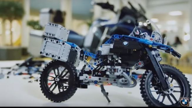 BMW R 1200 GS versi Lego Technic disandingkan dengan model skala 1:1 atau sosok betulan motor itu [screenshot BMW Motorrad].