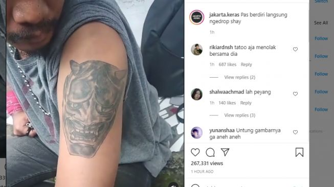 Sangar tapi Nyeleneh, Aksi Pria Pamer Tato Bikin Publik Ngakak