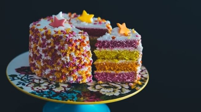 Ilustrasi kue tart, kue ulang tahun (Unsplash @anniespratt)