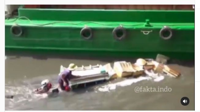 Viral Detik-detik Tabrakan Kapal dan Perahu Nelayan, Aksi Bapak Ini Disorot