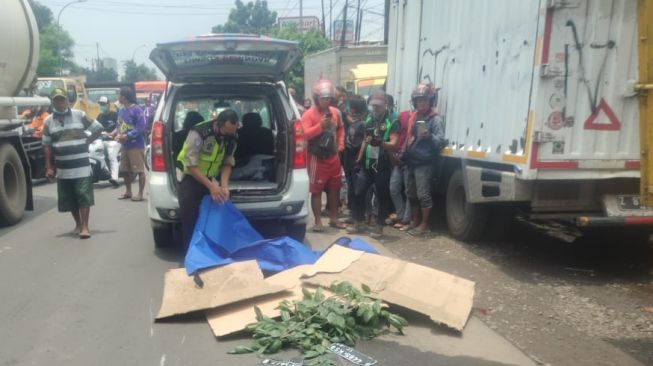 Pihak kepolisian mengevakuasi sepeda motor usai peristiwa kecelakaan lalu lintas di Jalan Siliwangi, Bantargebang, Kota Bekasi.[Istimewa]