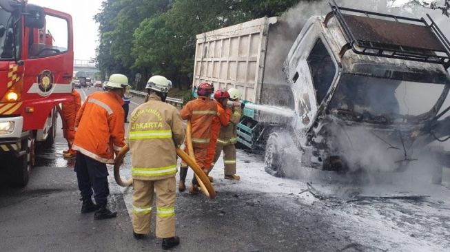 Truk bermuatan batubara terbakar  (HO-Damkar Jakarta Timur/Antara)