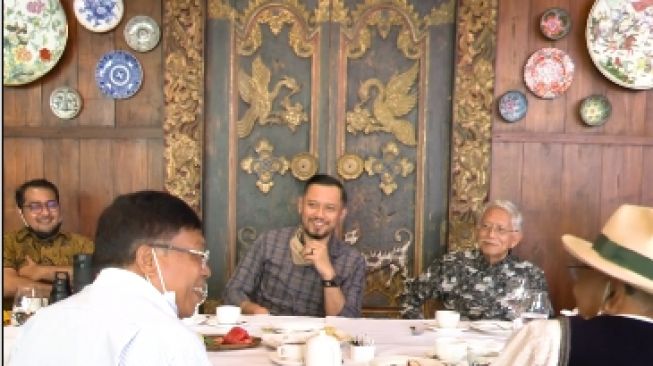 Ketua Umum Partai Demokrat Agus Harimurti Yudhoyono (AHY) bersilaturahmi dengan tokoh pendiri partainya.[Instagram/@agusyudhoyono]