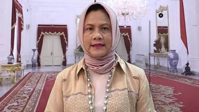 Ibu Negara Iriana Jokowi mengenakan pakaian hasil dari tenunan khas Balai Panjang, Kota Payakumbuh. [Dok.Klikpositif.com]