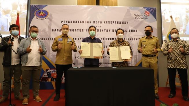 (Kiri-Kanan) Komite BPH Migas Muhammad Ibnu Fajar, Komite BPH Migas Henry Achmad, Wakil Ketua Komisi VII DPR RI Bidang Energi Eddy Soeparno, Kepala BPH Migas M. Fanshurullah Asa, Direktur Enterprise & Business Service Telkom Edi Witjara, Wali Kota Bogor Bima Arya, Komite BPH Migas Hari Pratoyo usai penandatanganan nota kesepahamanan di Bogor, Selasa (2/3/2021). (Dok : Telkom)