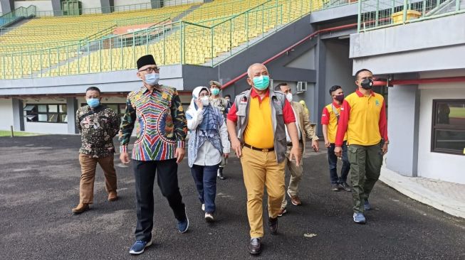 Wali Kota Bekasi Rahmat Effendi saat berada di Stadion Patriot Candrabhaga Kota Bekasi, Rabu (3/3/2012).[Suara.com/Imam Faisal]