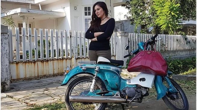 Wulan Guritno pose dengan motor bebek klasik (Instagram)