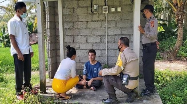 Bule Bikin Panik Warga Bali, Duduk Diam dan Melek, Ternyata Lakuin Ini