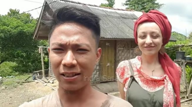 Melissa jatuh cinta dengan pria Lombok, Indra Budiman hingga mau tinggal di gubuk di NTT. (kanal YouTube Indra Sasak)