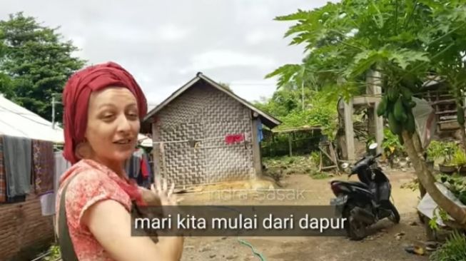 Melissa jatuh cinta dengan pria Lombok, Indra Budiman hingga mau tinggal di gubuk di NTT. (kanal YouTube Indra Sasak)