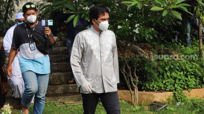 Suami mendiang Presenter Rina Gunawan, Teddy Syah saat tiba untuk proses pemakaman sang istri di TPU Tanah Kusir, Jakarta Selatan, Rabu (3/3/2021). [Suara.com/Alfian Winanto]