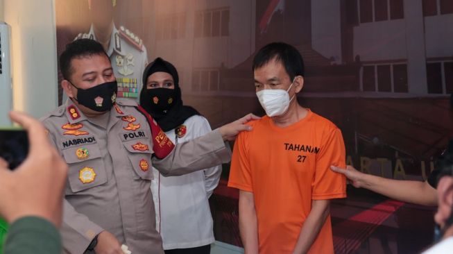 Cabuli Sekretaris Bank, Jimmy Sempat Mabuk Chivas Regal di Altar Sembahyang