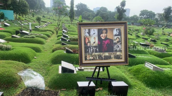 Tangisan Teddy Syah Pecah di Depan Liang Lahad Rina Gunawan