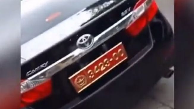 Dicari TNI Gegara Pamer Mobil Plat Dinas Palsu, Wanita Ini Minta Maaf