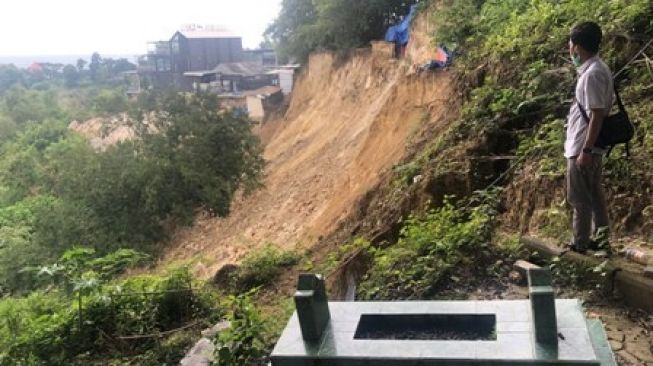 Duhh! Akses Jalan ke Makam Sayid Abdurrahman, Paman Sunan Giri di Gresik Longsor
