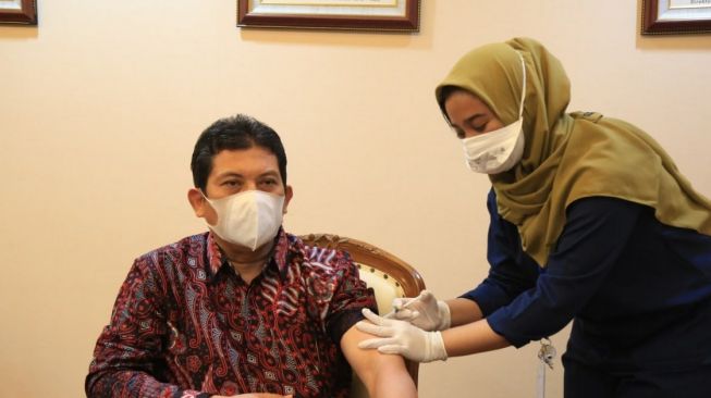 Duta BPJS Kesehatan Terima Vaksinasi Covid-19 Dosis Pertama