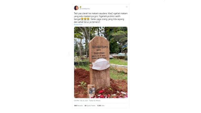 Papan nisan dipakaikan masker. [Twitter]