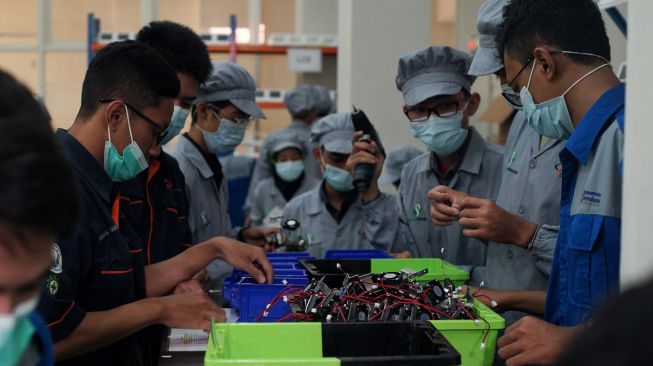 Pelajar menata alat pendeteksi COVID-19 karya Universitas Gadjah Mada GeNose C19 yang telah dirakit di SMK SMTI Yogyakarta, Rabu (3/3/2021). ANTARA FOTO/Andreas Fitri Atmoko