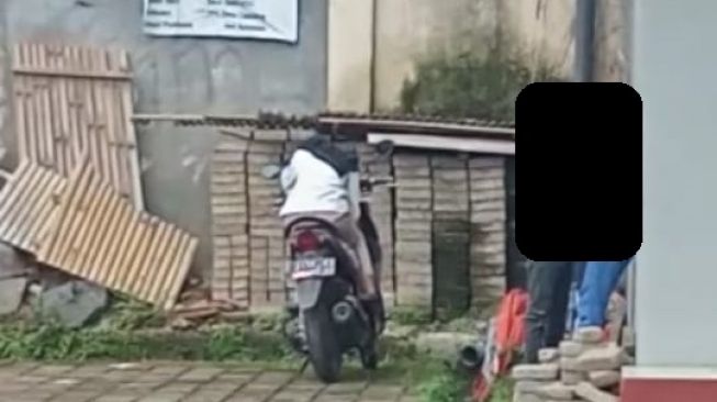 Beredar Video Syur Anak SD dan SMP Tasikmalaya 'Begituan' di Motor