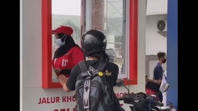 SPBU Self Service, bayar dikasir baru isi bensin kemudian dengan mandiri (Facebook)