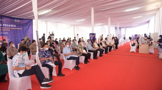 Pegawai Kementerian Koordinator Perekonomian Suntik Vaksin Covid-19