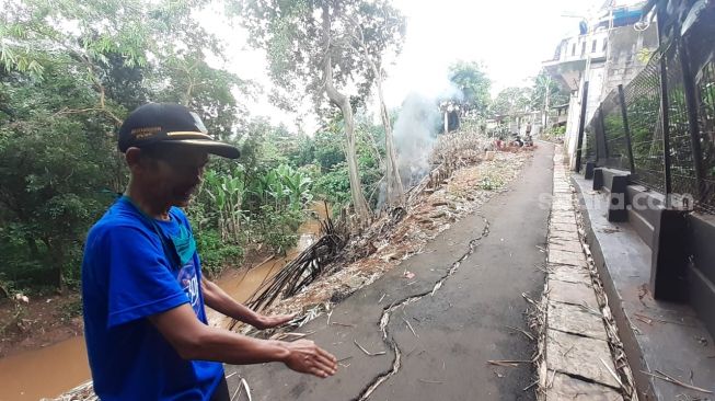 Jalan Retak, Warga Cirendeu Tangsel Waswas: Akses Jalan Bisa Terputus