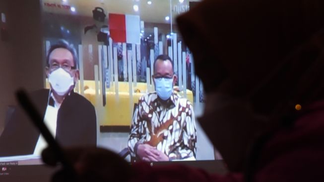 Jurnalis merekam sidang pembacaan tuntutan bagi terdakwa mantan Sekretaris Mahkamah Agung (MA) Nurhadi (kanan) dalam kasus suap dan gratifikasi penanganan perkara di MA yang digelar secara virtual dari Pengadilan Tipikor di Gedung Merah Putih KPK, Jakarta, Selasa (2/3/2021).  ANTARA FOTO/Indrianto Eko Suwarso