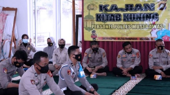 Perkuat Nilai Keagamaaan, Polres Mura Rutin Lakukan Kajian Kitab Kuning